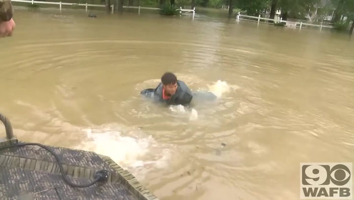 TENTO MUŽ SE STAL HRDINOU! Z potápějícího auta zachránil ženu s pejskem