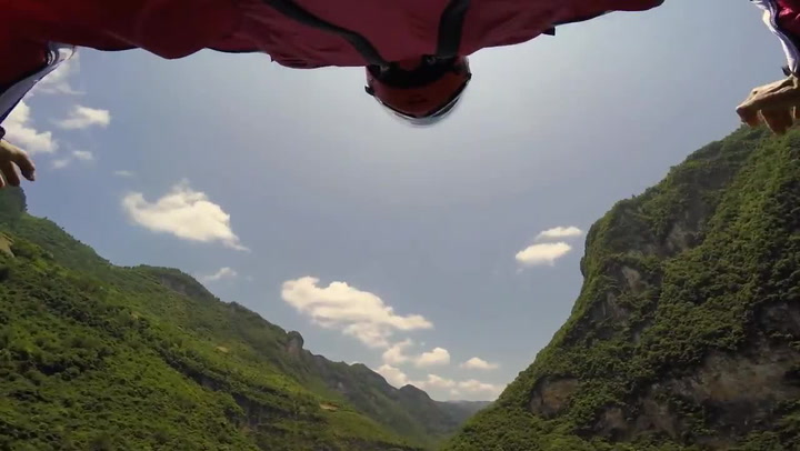 Tohle je čiré šílenství! Wingsuiter se rozhodl, že v obří rychlosti trefí pevný terč. Jak to dopadlo?