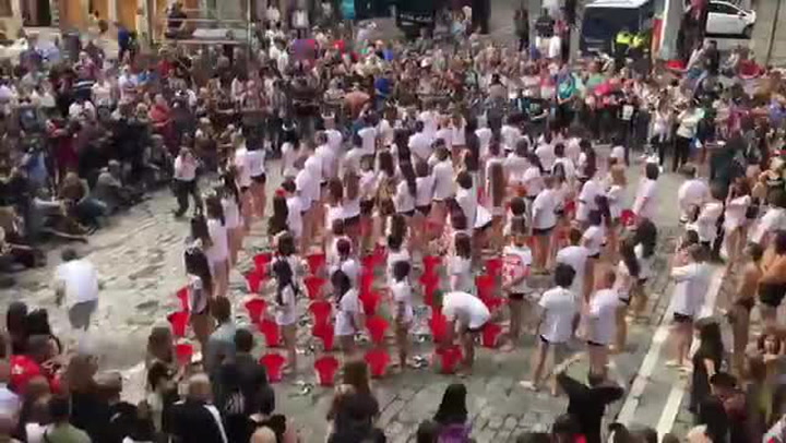 Ve Španělsku to žije: Nahé holky se pomazaly krví a šly chránit býky!